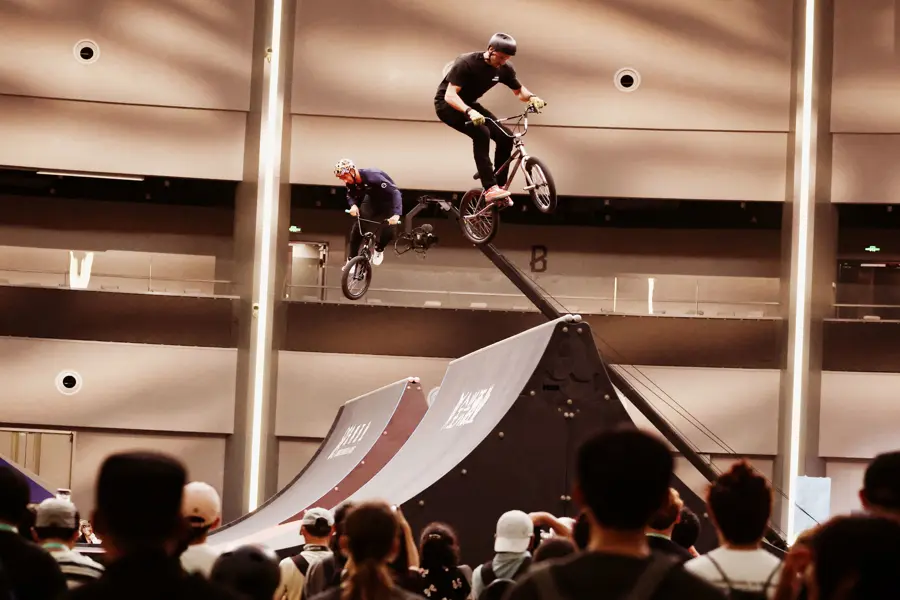 src, 岸举办, 他说